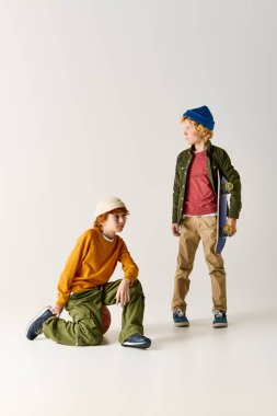 Renkli giyinmiş iki çocuk neşeli bir anın tadını çıkarıyor, çocukluk mutluluğu yayıyor..