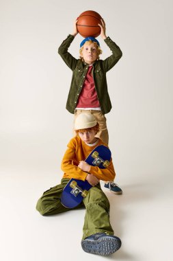 İki çocuk neşeyi spor ve stil ile paylaşıyor, neşeli anları parlak bir mekanda yakalıyorlar..