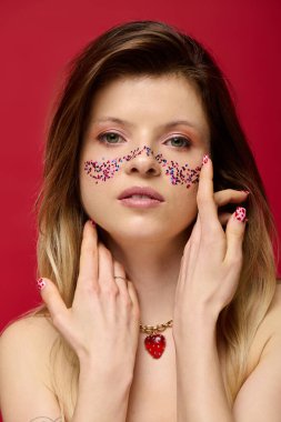 Çekici genç kadın, yaratıcı makyajını ışıl ışıl detaylarla, zarifçe poz vererek sergiliyor..