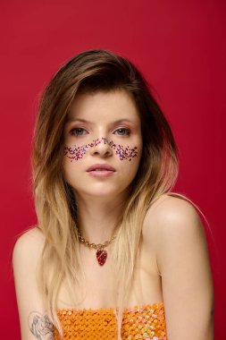 Güzel genç bir kadın şık bir stüdyo ortamında ışıl ışıl makyaj sergiliyor..