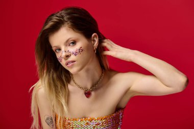 Genç bir kadın parlak makyajını ve modaya uygun bakışını parlak bir stüdyoda sergiliyor..