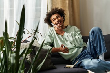 Yakışıklı genç adam evde rahatlıyor, telefonda canlı bir sohbete girişiyor..