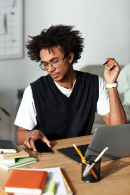 Yakışıklı genç adam şık, rahat bir yaşam alanında telefonunu kontrol ederken rahatlıyor..