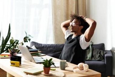 Yakışıklı genç bir adam huzurlu bir öğleden sonranın tadını çıkarırken rahat, modern evinde dinleniyor..