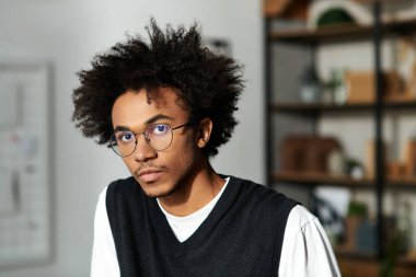 Sıcak atmosfer, genç bir adamı, modern, rahat yuvasında dinlenirken sarar..