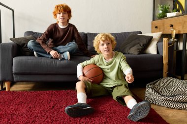 İki mutlu çocuk evde eğleniyor, basketbol oynuyor ve kahkahalarını paylaşıyor..