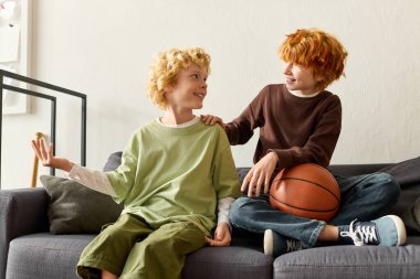 İki mutlu çocuk güzel bir dairede kahkaha ve oyun saatlerini paylaşıyor, bağlarını güçlendiriyorlar..