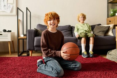 İki mutlu çocuk evde birlikte gülüp oynuyorlar, neşe ve dostluk anları paylaşıyorlar..