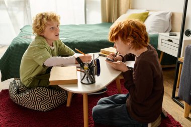 İki çocuk şık evlerinde sanat projeleri üzerinde çalışıyor..