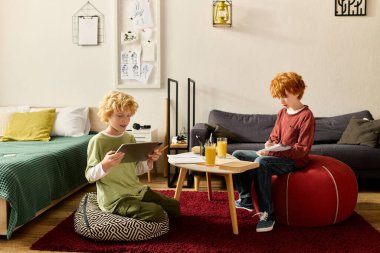 İki çocuk evde eğlenceli aktivitelerle meşgul, kahkahalar ve yaratıcılıklarını paylaşıyorlar..