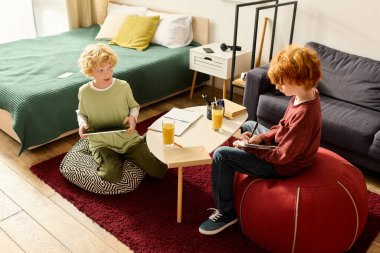 İki çocuk rahatlar ve evlerinde birlikte oynarlar. Güzel zamanlarını kendi sahalarında paylaşırlar..