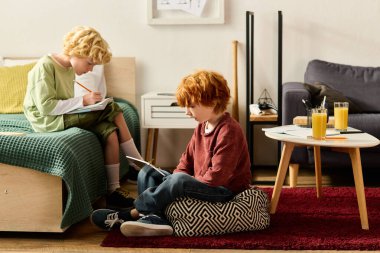 İki çocuk evde yaratıcı ve eğlenceli aktivitelere girişiyor.