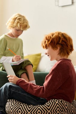 İki neşeli çocuk, şık evlerinde yaratıcı aktivitelere girişiyor..