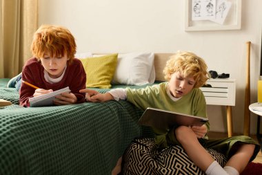 İki çocuk lüks bir yerde birlikte vakit geçiriyorlar..