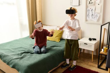 Modern bir dairede iki mutlu çocuk sanal gerçeklik oyunlarından zevk alıyor, gülüyorlar ve uzanıyorlar..