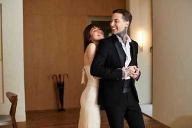 Sevgi dolu bir çift, sıcak, şık bir otel odasında birlikte gülüyor ve bağlarını kutluyorlar..