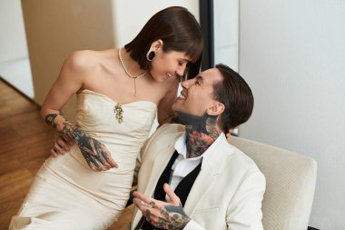 Sevgi dolu çift, zarif bir otel süitinde, neşe ve mutluluk dolu anlar paylaşır..