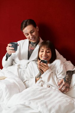 Sevgi dolu bir çift, sıcak battaniyelere sarılıp, sıcak anlarını paylaşarak otelde vakit geçirmeyi sever..