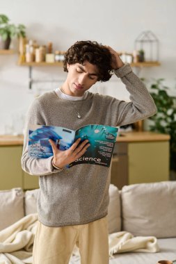 Genç bir adam evinde rahatlıyor, bir bilim dergisine bakıyor ve manzaranın tadını çıkarıyor..