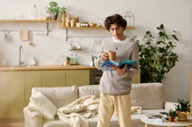 Genç bir ortadoğulu adam dairesinde dinleniyor, içki içiyor ve kitap okuyor..