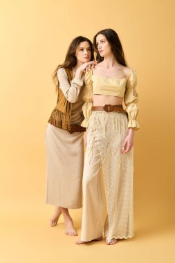 Şık kıyafetler içindeki ikiz kardeşler neşeli ve yaratıcı bir zemin oluşturuyorlar..