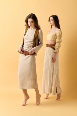 İkiz kardeşler şık kıyafetler giyer. Eşsiz modalarını güzel bir şekilde sergilerler..