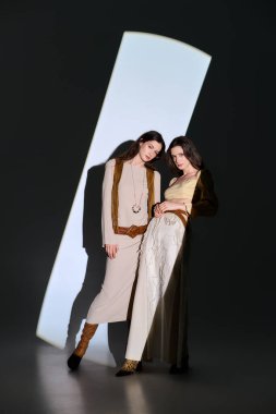 İki güzel ikiz kardeş göz kamaştırıcı bir mekanda şık kıyafetlerini sergiliyorlar..