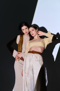 Genç ikiz kız kardeşler moda anlayışlarını gösteriyorlar..