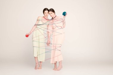 Pastel renkli ikizler renkli tellerle birleşir..