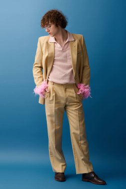 Şık çocuk kendine güvenerek poz veriyor, genç enerjisi ve moda yeteneği sergiliyor..