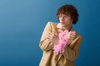 Çocuk modaya uygun kıyafetlerde kendine güven ve yaratıcılık sergiliyor, hayata neşe ve tarz katıyor..