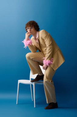 Gençler dinamik bir şekilde şık kıyafetler giyip eşsiz dokuları şık bir arka planla harmanlıyorlar..