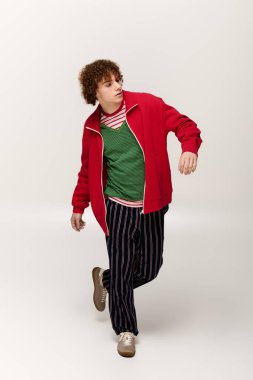 Enerjik gençler modern trendleri ve yaratıcılığı sergileyen şık bir duruş sergiliyorlar..