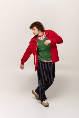 Şık giyinen ergen, kendine güvenen bir duruş sergiliyor..