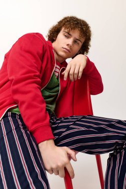 Şık genç, modern moda tercihlerini sergileyerek, dinamik pozlarla dikkatleri üzerine çekiyor..