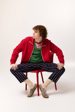 Gençler dinamik pozlar veriyor. Renkli giysiler içinde, gençlik enerjisini ve modasını gösteriyor..