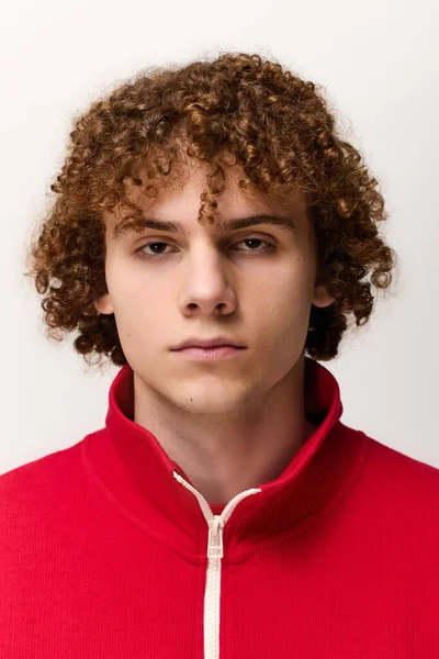 Genç çocuk kendine güvenerek duruyor. Modayı yakalıyor, gençlik enerjisi ve tarzı yayıyor..