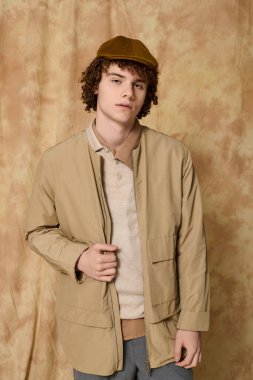 Yakışıklı genç adam kendine güvenen modaya uygun kıyafetler sergiliyor.