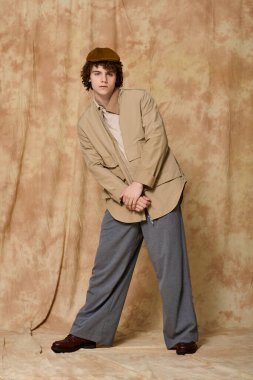 Modayı takip eden genç adam, modaya uygun kıyafetlerini yaratıcı bir ortamda sergiliyor..