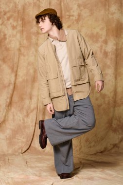 Yakışıklı genç kendine güvenerek şık bir elbise içinde poz veriyor. Benzersiz moda anlayışı sergiliyor..