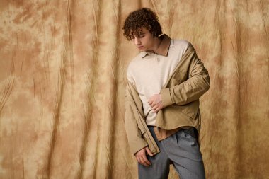 Moda tercihlerinin altını çizerek rahat bir ortamda son moda ergen cazibesi yayılıyor..