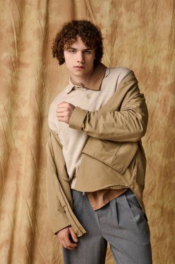 Handome yeniyetme, kendine güveni ile eşsiz moda anlayışını sergiliyor..