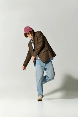 Yakışıklı genç, modaya uygun kıyafetler içinde, klasik ve modern tarzları harmanlıyor..