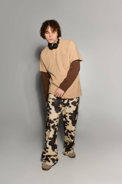 Kendine güvenen genç modeller. Benzersiz desenleri ve renkleri olan şık bir kıyafet..