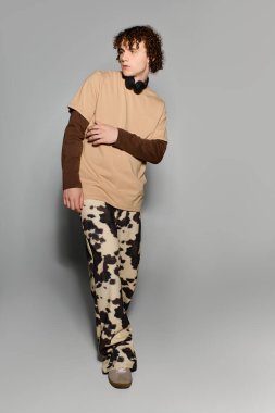 Gençlik kendine güveni tam, gündelik ve şık unsurları yeni ve modern bir kıyafetle birleştiriyor..