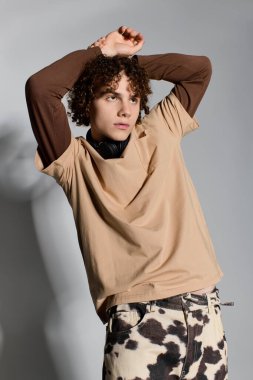 Şık bir genç kendine güvenen bir şekilde yaratıcı bir stüdyoda poz veriyor..