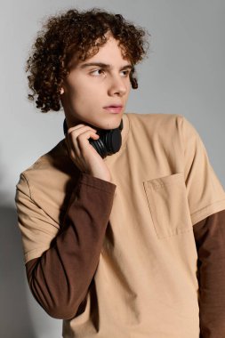 Yakışıklı genç şık bir ortamda şık bir kıyafet giyerken düşünceli bir poz veriyor..