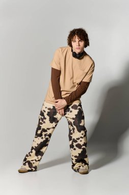 Yakışıklı genç kendine güvenen şık bir elbise içinde, modaya uygun hareketler sergiliyor..