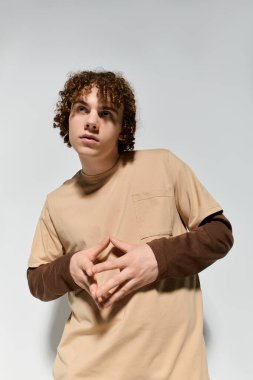 Yakışıklı genç kendine güvenerek poz veriyor, modaya uygun giyiniyor..