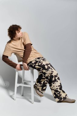 Gençler şık kıyafetler giyip modern moda ve kişisel stili ön plana çıkarıyor..